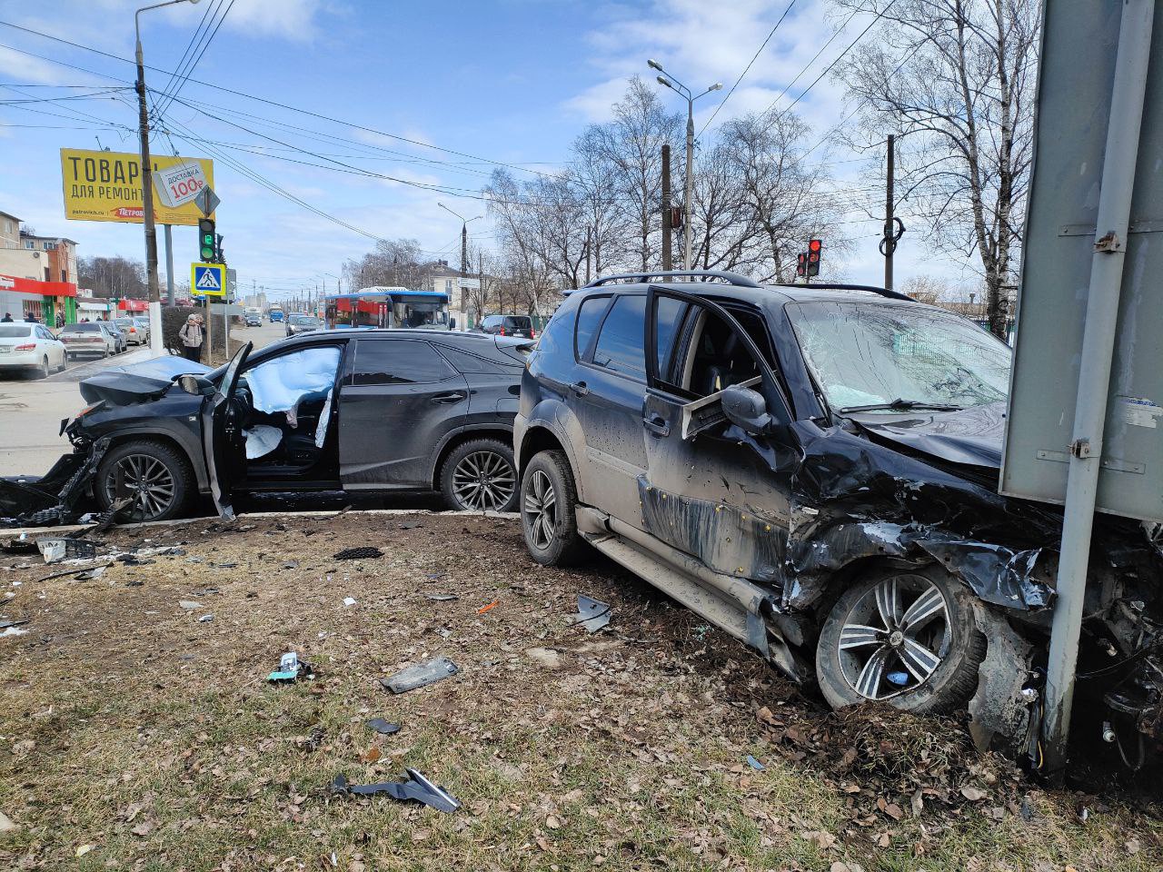 В Твери автомобиль после столкновения с другим авто протаранил столб |  01.04.2022 | Тверь - БезФормата