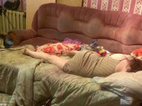 Полицейские забрали из семьи алкоголиков двухлетнюю девочку, которая больше 20 минут провисела на окне 5-го этажа - новости ТИА