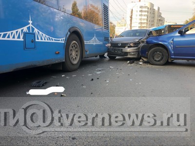 В Твери произошло тройное ДТП с синим автобусом  - Новости ТИА