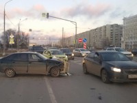 Момент столкновения двух легковушек на Октябрьском проспекте попал на камеру видеорегистратора - Новости ТИА