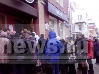 В Твери клиенты  штурмуют отделение банка "ТРАСТ", который подвергнут санации - Новости ТИА