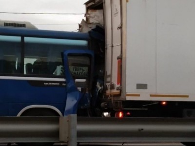 В Тверской области рейсовый автобус попал в аварию, есть пострадавшие - новости ТИА
