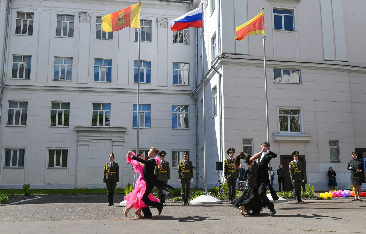 В Тверской области прозвенел последний школьный звонок для выпускников |  25.05.2022 | Тверь - БезФормата