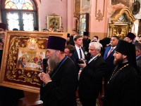 Патриарх Кирилл посетил несколько храмов Торжка, где ему  подарили вышитую золотошвеями плащаницу  - Новости ТИА