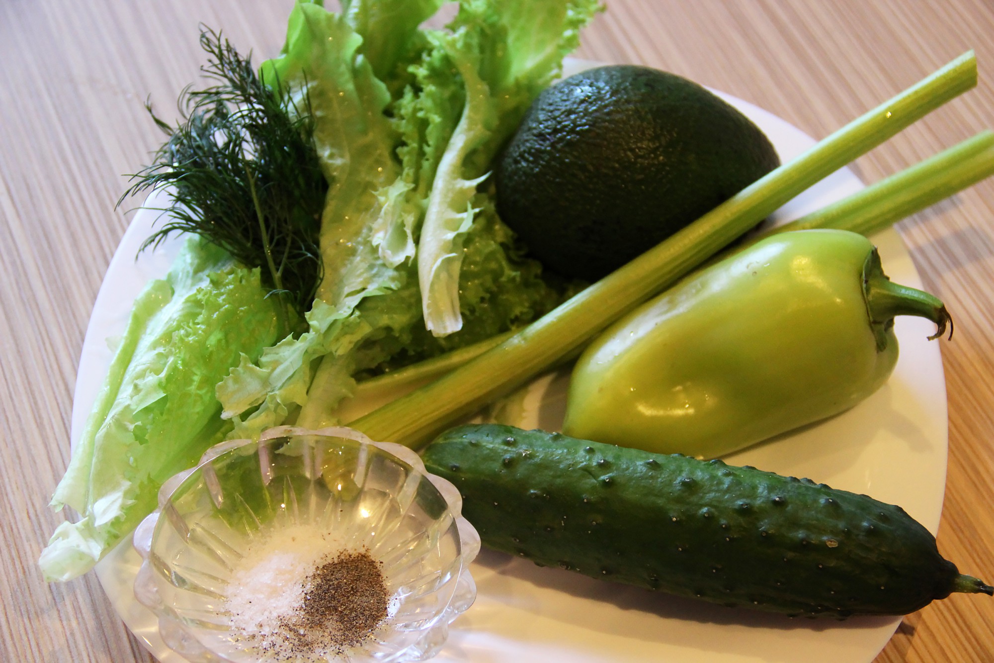 Есть зеленые овощи. Овощи зеленого цвета. Зеленый овощ длинный. Зеленый овощ в России. Овощи зеленого цвета фото.