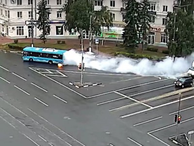 Появилось видео горящего автобуса на площади Капошвара в Твери - новости ТИА