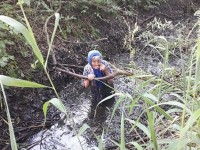 Волонтёры отряда "Сова" спасли 86-летнюю женщину: бабушка забрела в болотистую канаву и не могла сама выбраться - Новости ТИА