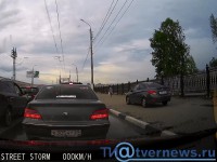 В Твери "Хёндэ" распугал пешеходов, объезжая пробку по тротуару - Новости ТИА