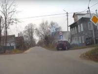 Видеорегистратор снял серьёзное ДТП на перекрестке, которое устроила 31-летняя женщина на "Тойоте" - Новости ТИА