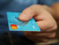В России планируют списывать штрафы ГИБДД автоматически с банковских карт должников - Новости ТИА