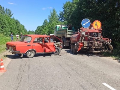 86-летний водитель протаранил машину дорожных рабочих под Торжком - Новости ТИА