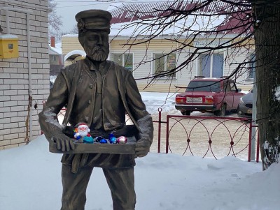 В Лихославле установили скульптуру коробейника - Новости ТИА