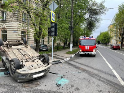 В Твери утром автомобиль перевернулся после столкновения с другим авто - Новости ТИА