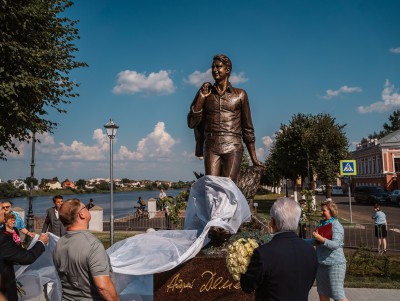 В Твери открыли памятник знаменитому поэту Андрею Дементьеву - Новости ТИА
