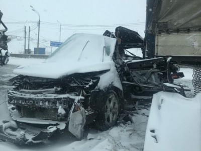 Жуткая авария на трассе М-10: "Форд" зажало между фурами, водитель погиб - новости ТИА