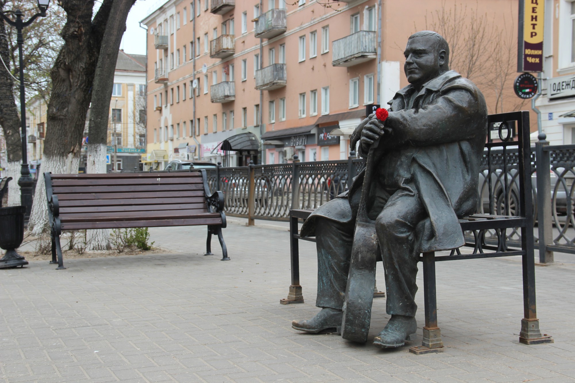Памятник Михаилу Кругу в Твери - один из самых популярных в этом городе