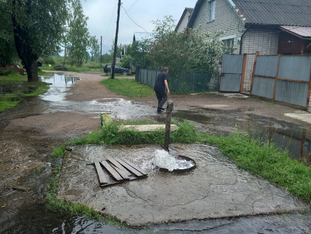 В Тверской области машина сорвала пожарный гидрант, затопило улицу |  12.06.2021 | Тверь - БезФормата