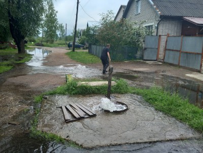 В Тверской области машина сорвала пожарный гидрант, затопило улицу - новости ТИА