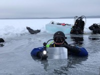 Тверские дайверы опустили памятную табличку к затонувшему самолёту в озере Сиг - Новости ТИА