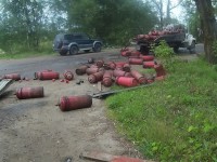 В Бежецке столкнулись два грузовика: на дорогу выкатились газовые баллоны - Новости ТИА