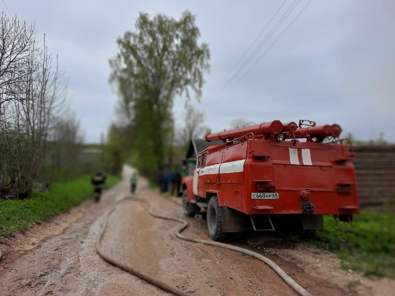 Жители сгоревшей деревни в Тверской области сообщают о погибшем |  25.05.2022 | Тверь - БезФормата