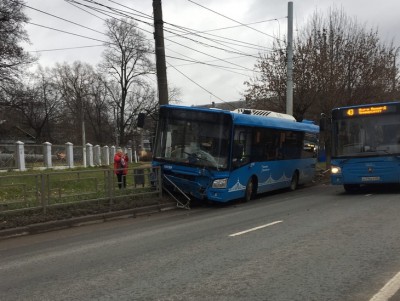 В Твери синий автобус снес забор - новости ТИА