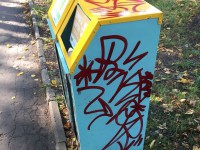 В Парке Победы вандалы разрисовали урны, перевернули туалет и снесли фонарь - Новости ТИА