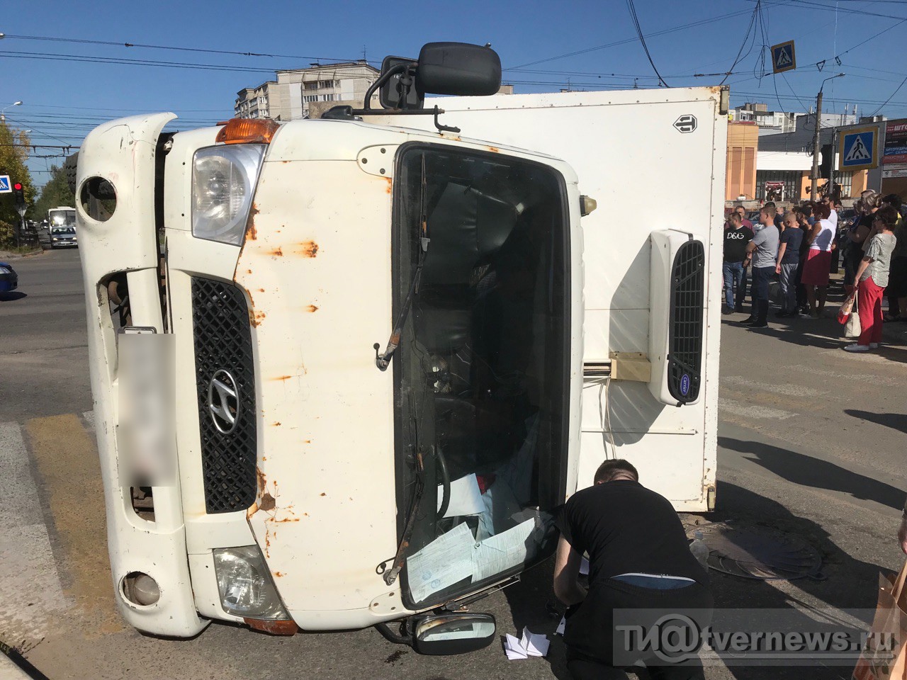 Дтп административка. ДТП Тверь фура прижала Ситроен. Авария в Старице вчера видео.