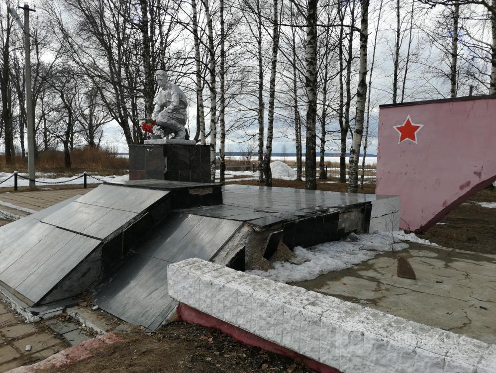 Кладбища вышнего волочка. Воинский мемориал Вышний Волочек. Братское захоронение Вышний Волочек. Мемориальное кладбище Вышний Волочек. Братское кладбище Вышний Волочек.