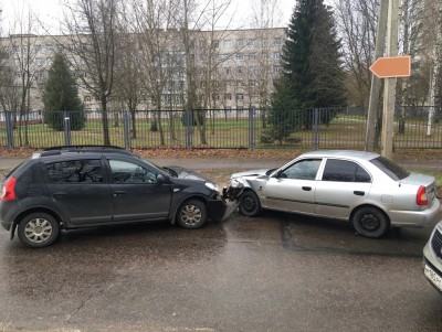 В Твери на узкой дороге не разъехались Renault и Hyundai - новости ТИА