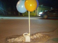 В Вышнем Волочке с ямами на дорогах жители борются с помощью воздушных шариков - новости ТИА