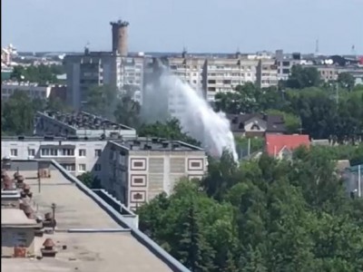 Фонтан высотой с пятиэтажку бил из трубы в Твери - Новости ТИА