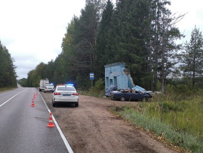 В Тверской области машина врезалась в остановку, водитель погиб - новости ТИА