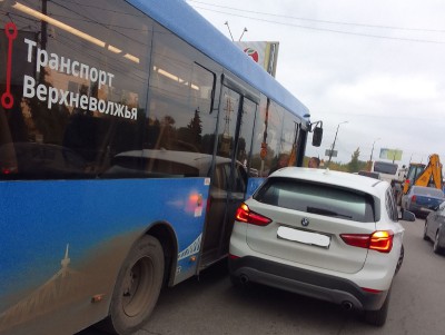 В Твери в пробке притёрлись синий автобус и BMW  - Новости ТИА