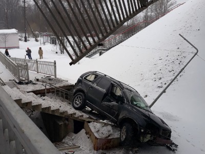ЧП на железной дороге Тверь-Москва: иномарка упала с моста на платформу - новости ТИА