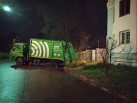 В Твери в асфальт провалилось колесо мусоровоза - новости ТИА