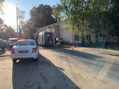 В Тверской области машина врезалась в дом, пострадали четыре человека - новости ТИА