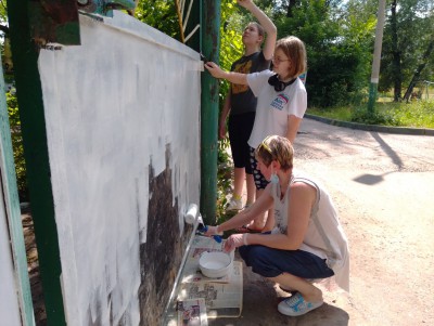 Волонтёры расписали ворота ботанического сада Твери - новости ТИА