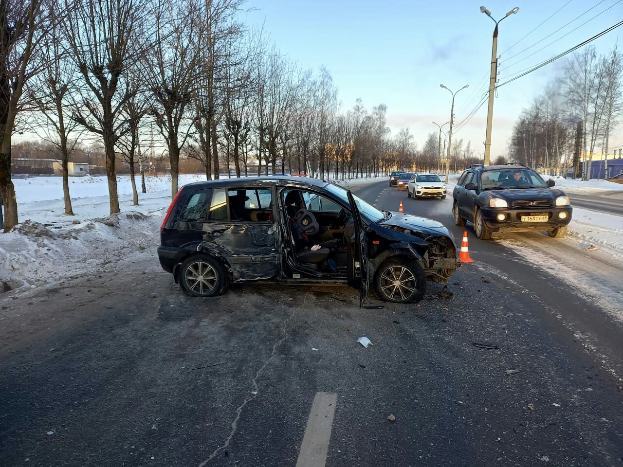 В Твери машина при объезде препятствия врезалась в другое препятствие |  09.03.2021 | Тверь - БезФормата