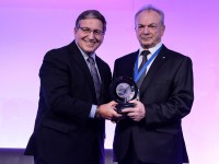 Председатель ВАО АЭС Том Митчелл вручил награду за особые заслуги директору Калининской АЭС Виктору Игнатову - Новости ТИА