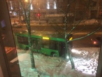 33-й автобус протаранил ограждение, уходя от столкновения с легковушкой - Новости ТИА