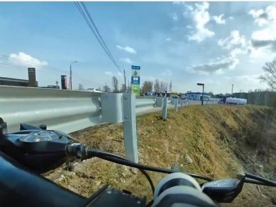 В Твери велосипедист показал опасные трюки на дороге из-за отбойников   - Новости ТИА