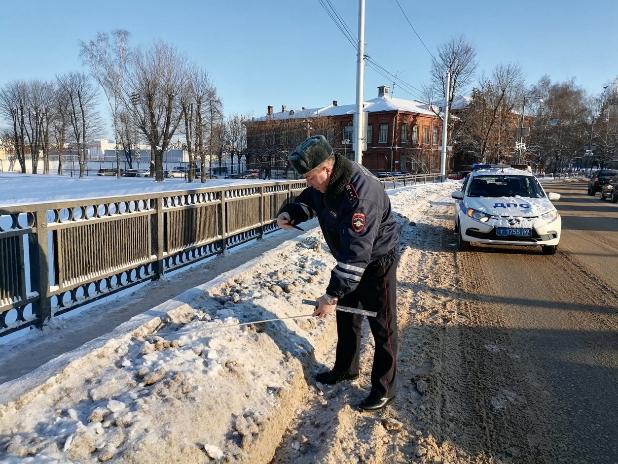 В Твери сотрудники ГАИ проверяют, как чистят снег на дорогах - ТИА