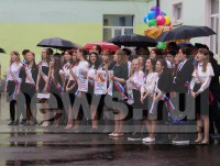 Улыбки и зонты: для выпускников тверской гимназии №10 последний звонок прозвучал под дождём - Новости ТИА