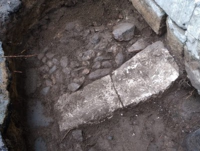 В Кимрах волонтёры нашли высеченный из камня древний водосток - Новости ТИА