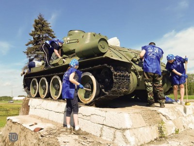 Волонтёры привели в порядок танк Т-34 на въезде в Тверь - новости ТИА