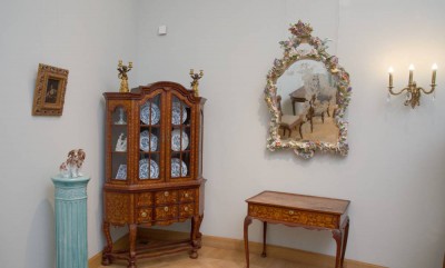 В Тверскую картинную галерею вернули зеркало в потрясающей фарфоровой раме - Новости ТИА