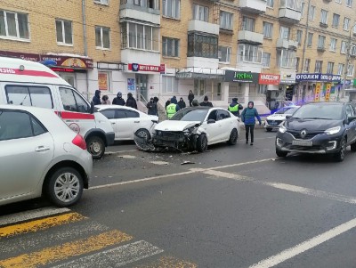 Опубликовано видео, как гонщик на KIA протаранил две машины в Твери - Новости ТИА
