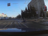 В Твери парень сел на шпагат на пешеходном переходе - новости ТИА
