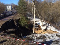 Во Ржеве рушится дамба, сошел большой пласт грунта до самого тротуара - Новости ТИА